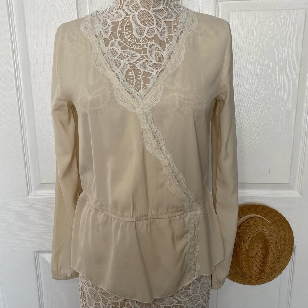 Abercrombie & Fitch cream blouse v neckline with lace trim elastic waist Medium